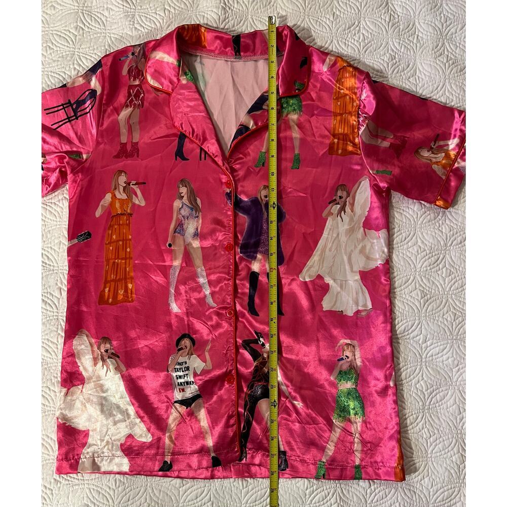 Taylor Swift, silky pajamas - Picture 4 of 8